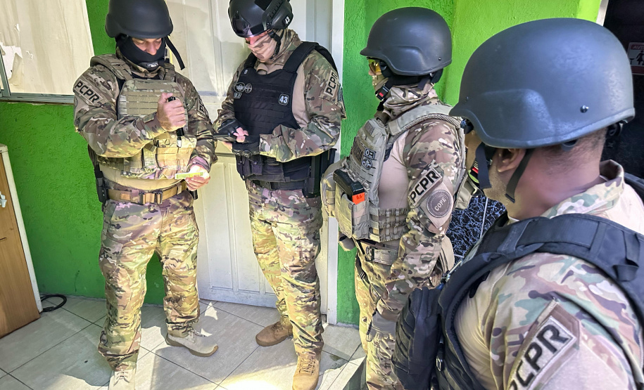 PCPR cumpre mandados em hotéis e prende 8 pessoas dentro de operação nacional