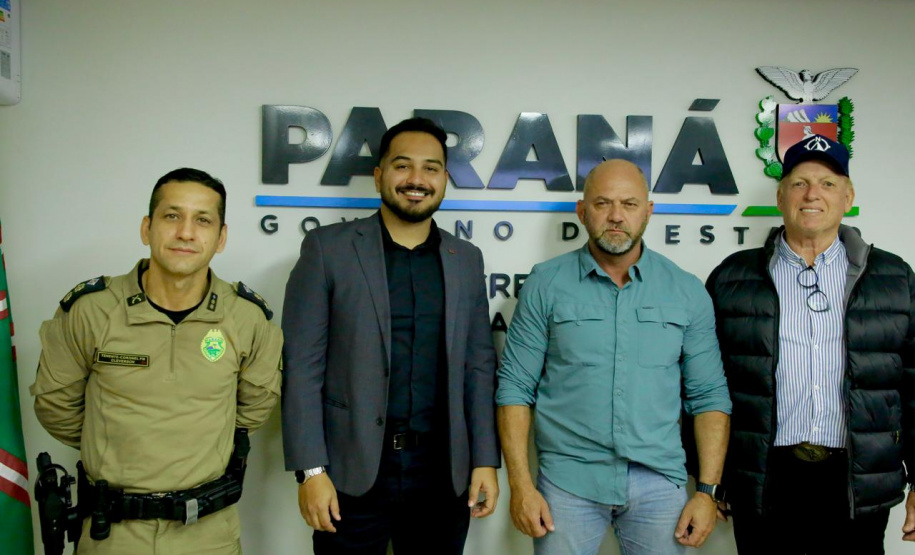 Secretário Hudson recebe comitiva de Bandeirantes