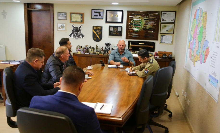 Secretário Hudson recebe comitiva de Bandeirantes