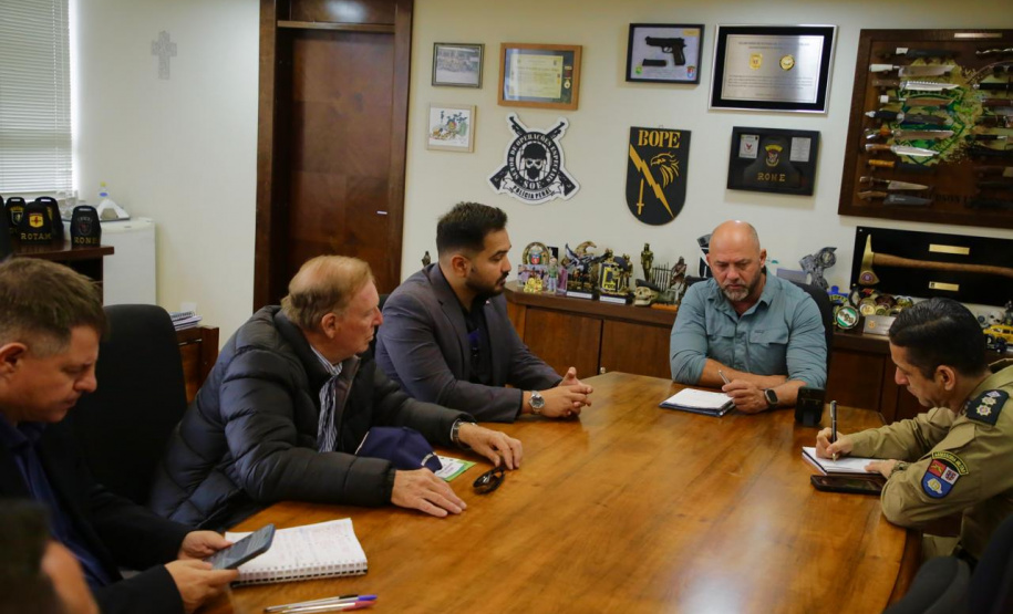 Secretário Hudson recebe comitiva de Bandeirantes