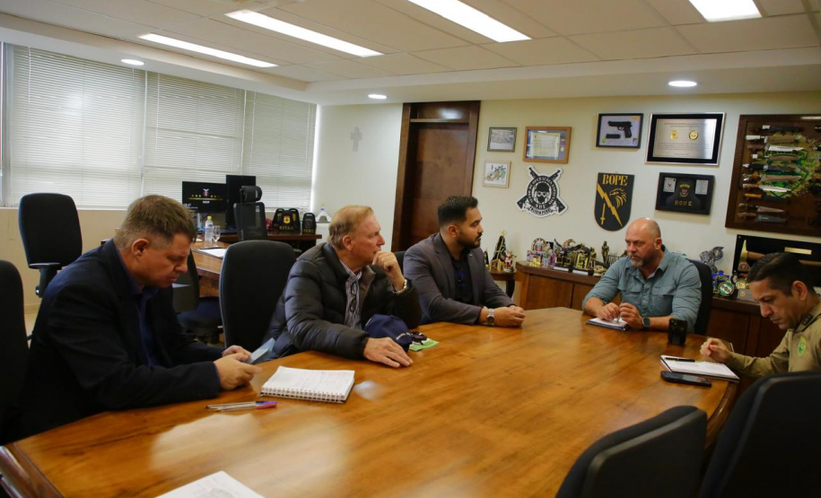 Secretário Hudson recebe comitiva de Bandeirantes