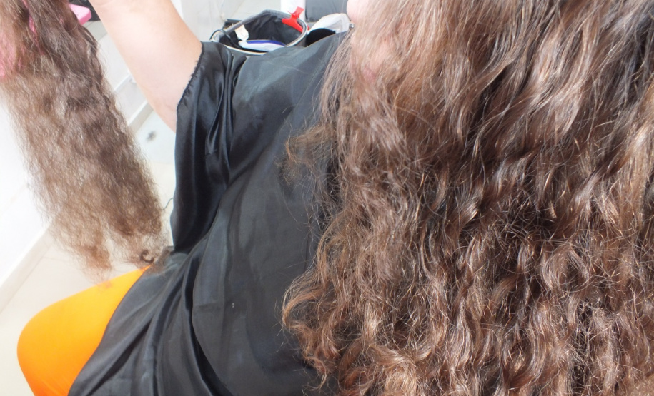 Mulheres privadas de liberdade doam cabelo para pacientes com câncer