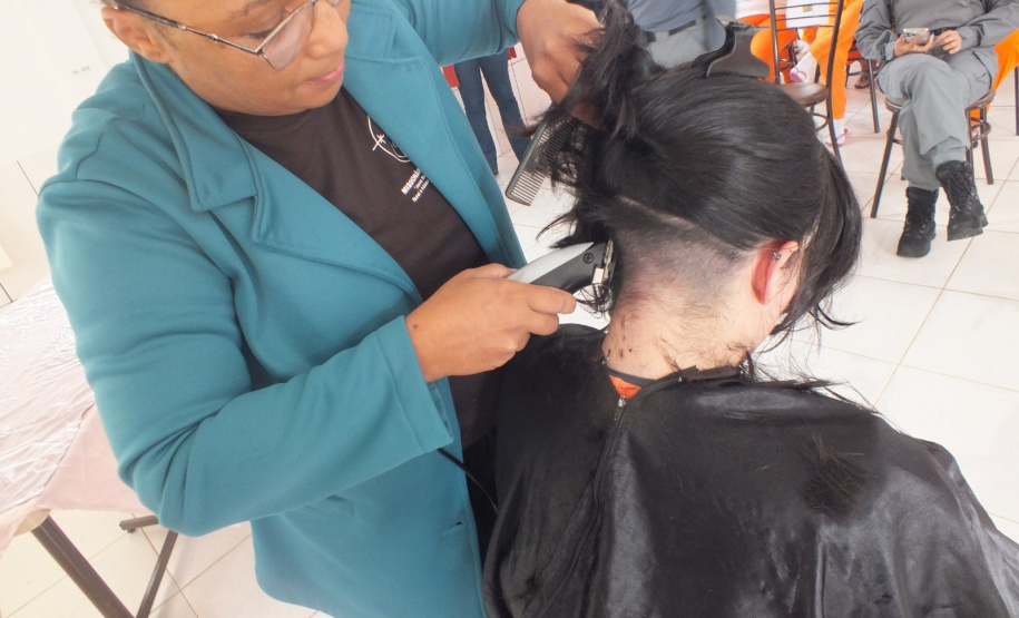 Mulheres privadas de liberdade doam cabelo para pacientes com câncer