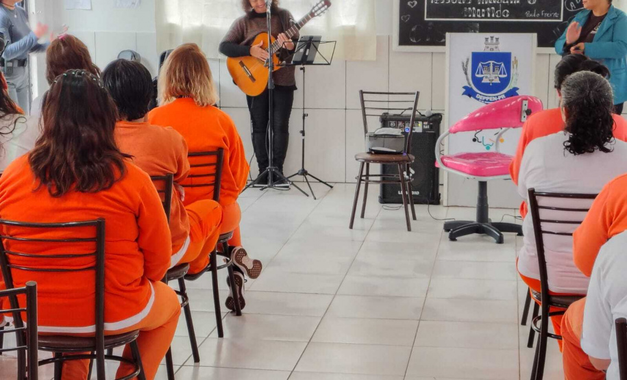 Mulheres privadas de liberdade doam cabelo para pacientes com câncer