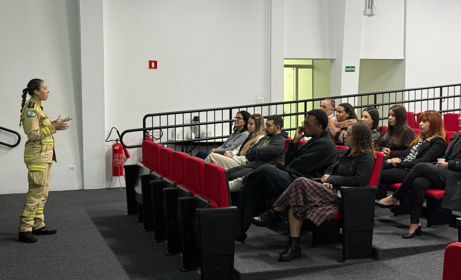 Servidores da Sesp conhecem estrutura do Corpo de Bombeiros em Curitiba