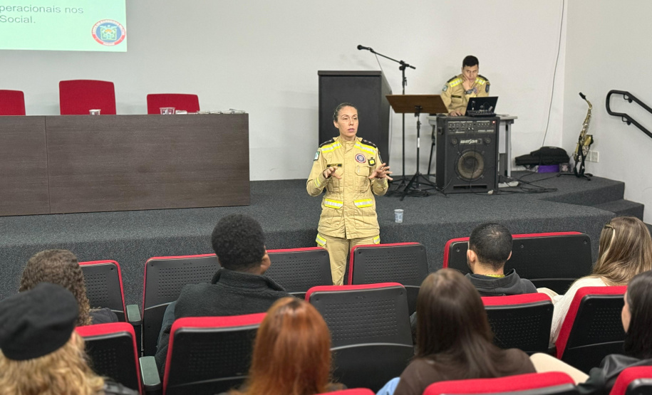 Servidores da Sesp conhecem estrutura do Corpo de Bombeiros em Curitiba
