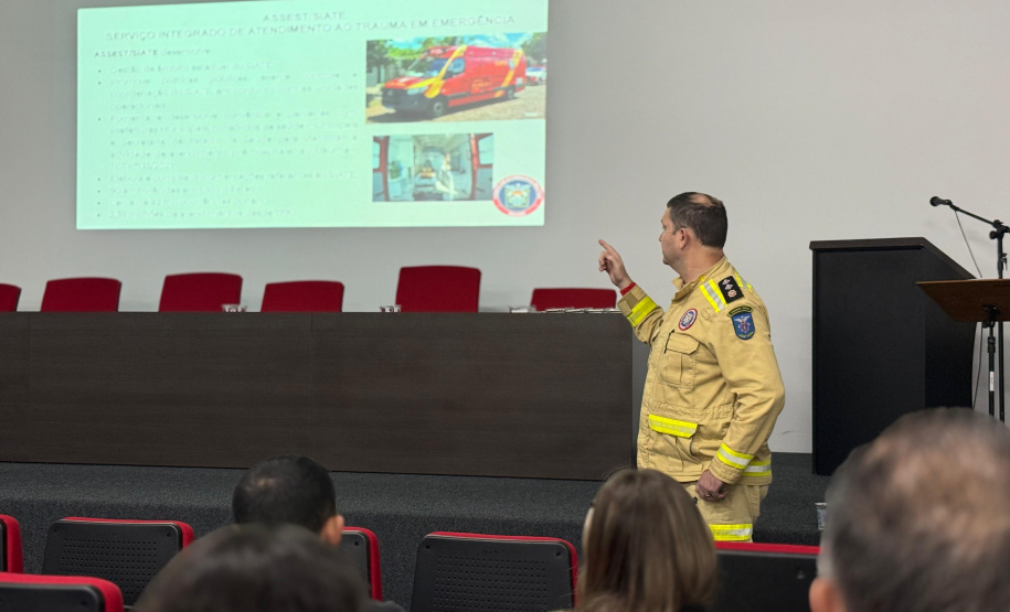 Servidores da Sesp conhecem estrutura do Corpo de Bombeiros em Curitiba