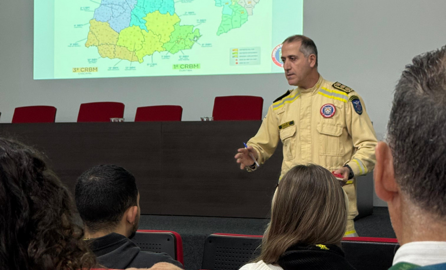 Servidores da Sesp conhecem estrutura do Corpo de Bombeiros em Curitiba
