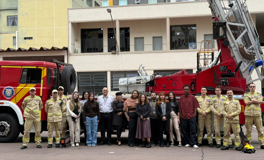 Servidores da Sesp conhecem estrutura do Corpo de Bombeiros em Curitiba
