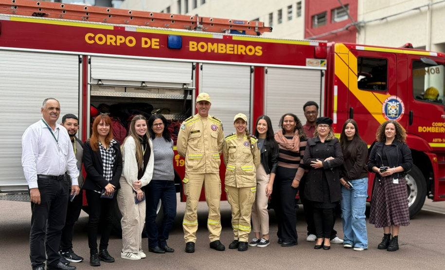 Servidores da Sesp conhecem estrutura do Corpo de Bombeiros em Curitiba