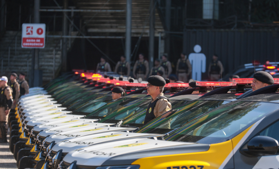 Ratinho Junior entrega 431 motos e viaturas para a PMPR