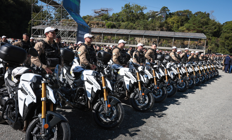 Ratinho Junior entrega 431 motos e viaturas para a PMPR