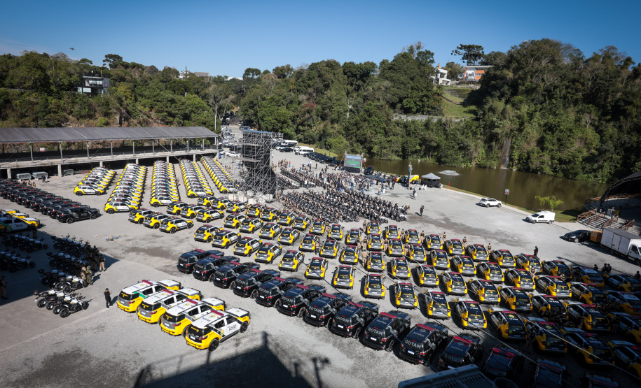 Ratinho Junior entrega 431 motos e viaturas para a PMPR