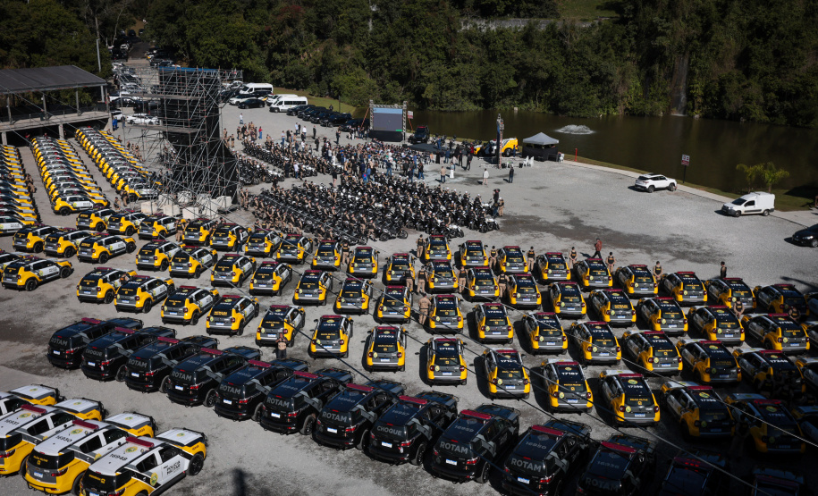 Ratinho Junior entrega 431 motos e viaturas para a PMPR