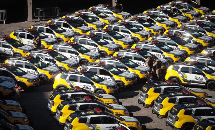 Ratinho Junior entrega 431 motos e viaturas para a PMPR