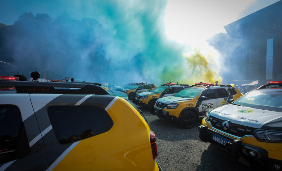 Ratinho Junior entrega 431 motos e viaturas para a PMPR