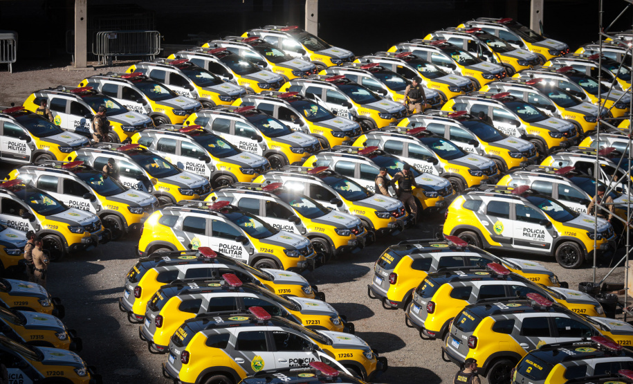 Ratinho Junior entrega 431 motos e viaturas para a PMPR