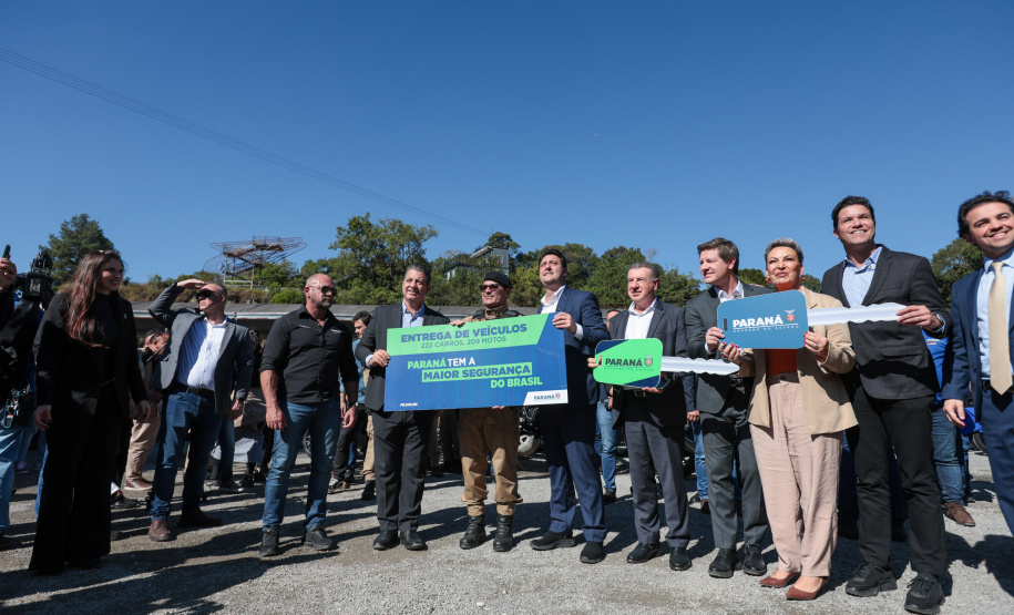 Ratinho Junior entrega 431 motos e viaturas para a PMPR