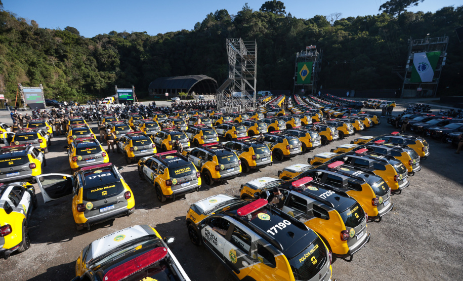 Ratinho Junior entrega 431 motos e viaturas para a PMPR