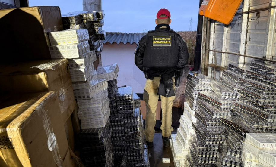 PMPR apreende 100 quilos de maconha e milhares de produtos ilegais do Paraguai no Interior