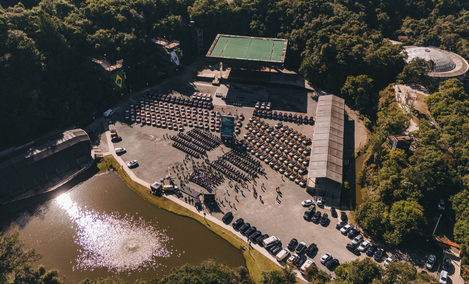 Ratinho Junior entrega 431 motos e viaturas para a PMPR