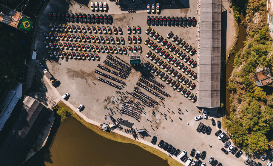 Ratinho Junior entrega 431 motos e viaturas para a PMPR