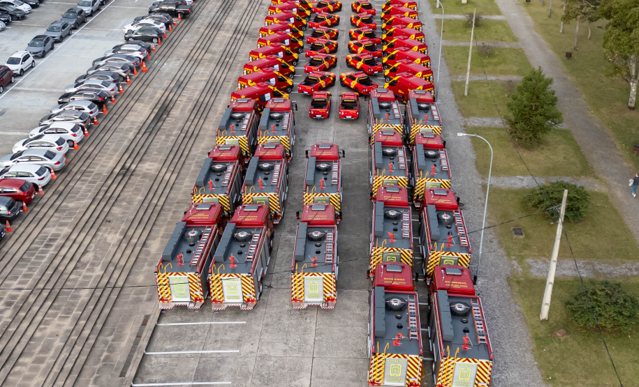 Caminhões, ambulâncias e sonar: governador entrega equipamentos aos Bombeiros