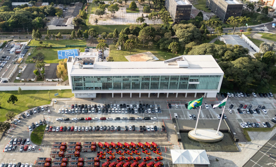 Caminhões, ambulâncias e sonar: governador entrega equipamentos aos Bombeiros