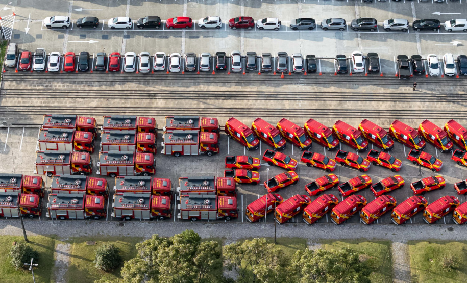 Caminhões, ambulâncias e sonar: governador entrega equipamentos aos Bombeiros