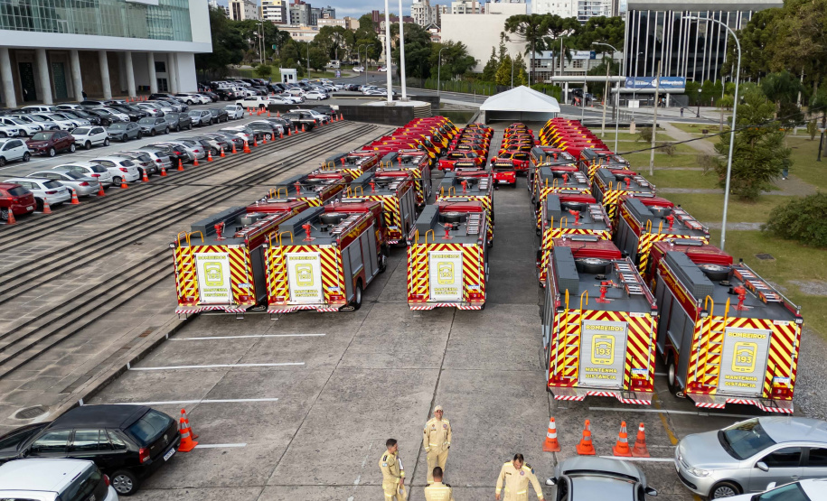 Caminhões, ambulâncias e sonar: governador entrega equipamentos aos Bombeiros