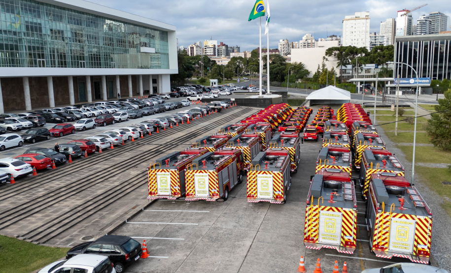 Caminhões, ambulâncias e sonar: governador entrega equipamentos aos Bombeiros