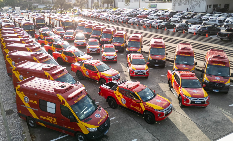 Caminhões, ambulâncias e sonar: governador entrega equipamentos aos Bombeiros