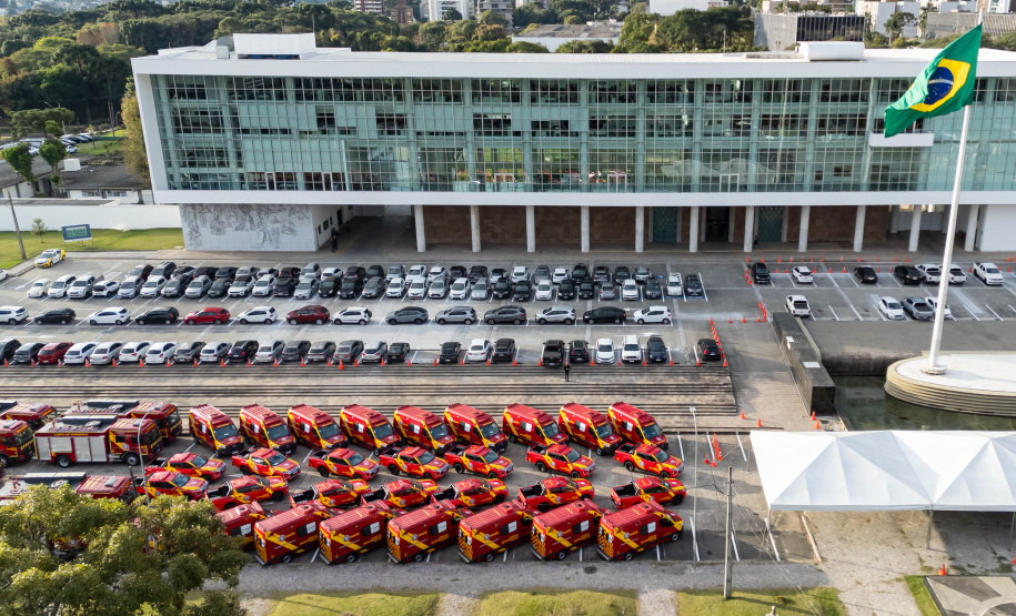 Caminhões, ambulâncias e sonar: governador entrega equipamentos aos Bombeiros