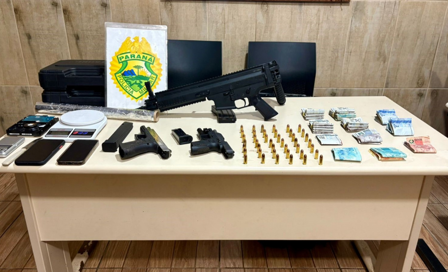 PMPR prende mulher com armas, munições e dinheiro após denúncia em Pontal do Paraná
