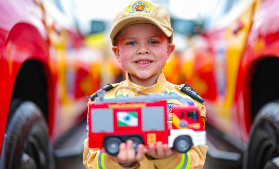 Caminhões, ambulâncias e sonar: governador entrega equipamentos aos Bombeiros