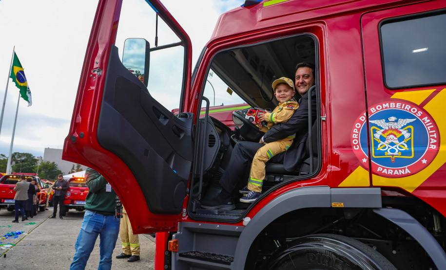Caminhões, ambulâncias e sonar: governador entrega equipamentos aos Bombeiros