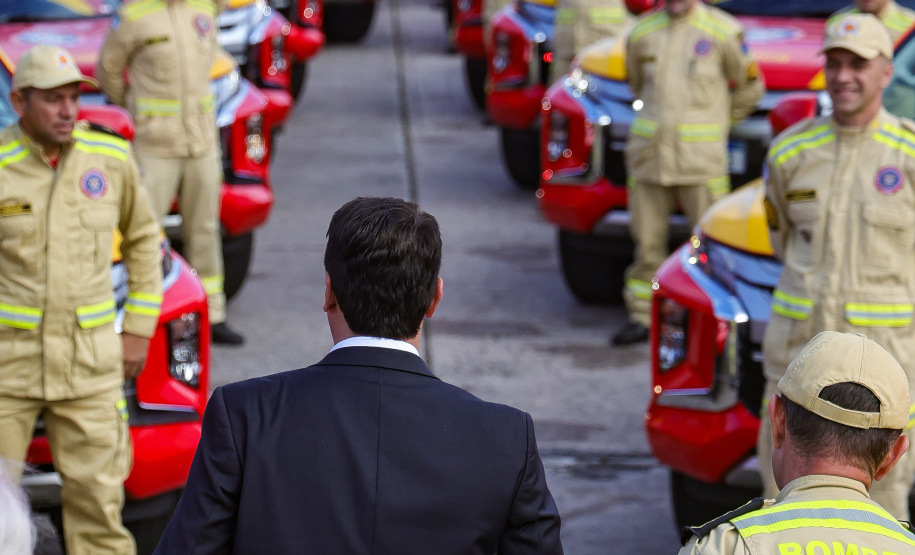 Caminhões, ambulâncias e sonar: governador entrega equipamentos aos Bombeiros