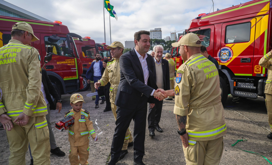 Caminhões, ambulâncias e sonar: governador entrega equipamentos aos Bombeiros