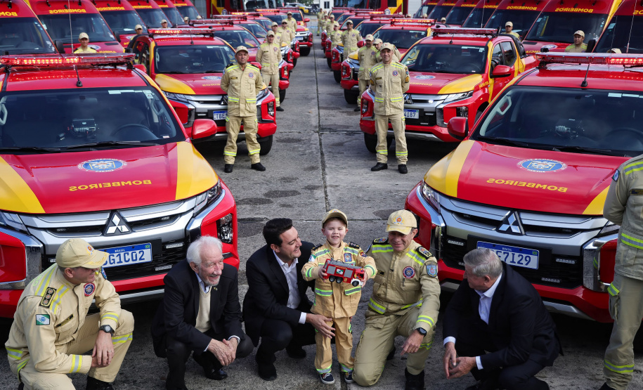Caminhões, ambulâncias e sonar: governador entrega equipamentos aos Bombeiros