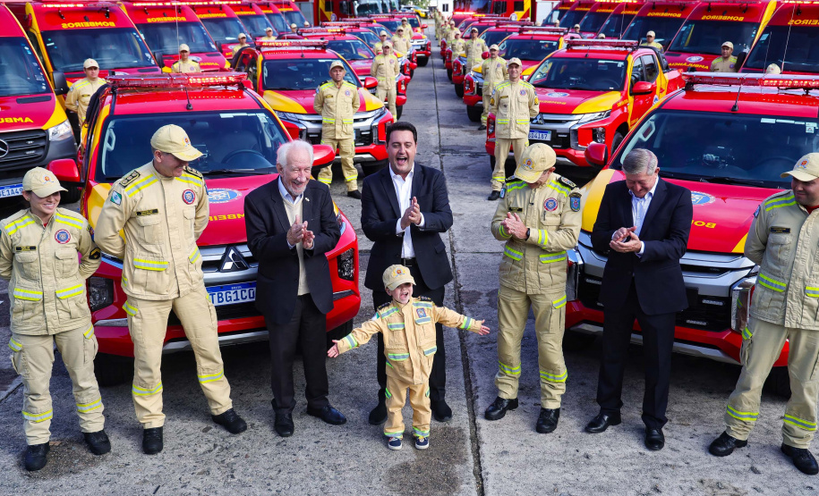 Caminhões, ambulâncias e sonar: governador entrega equipamentos aos Bombeiros