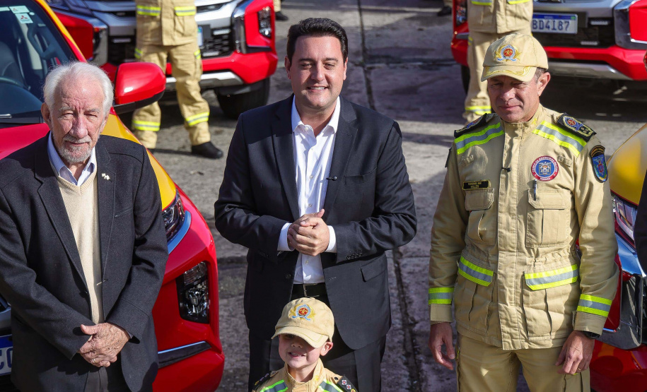 Caminhões, ambulâncias e sonar: governador entrega equipamentos aos Bombeiros