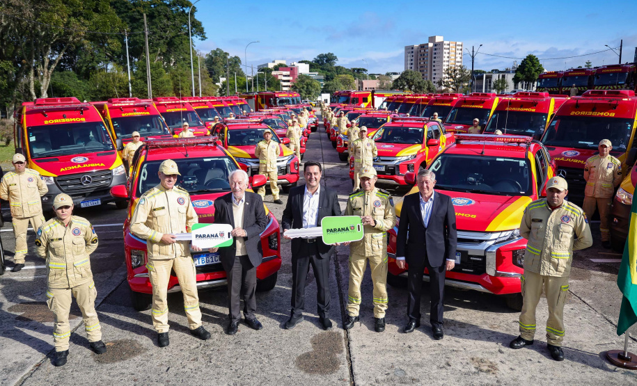 Caminhões, ambulâncias e sonar: governador entrega equipamentos aos Bombeiros