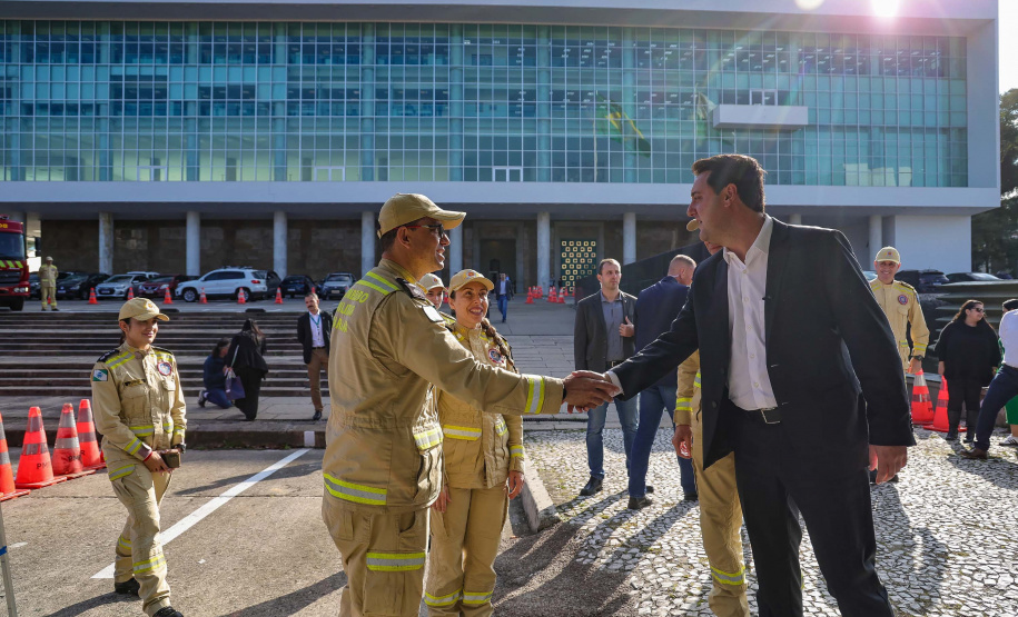 Caminhões, ambulâncias e sonar: governador entrega equipamentos aos Bombeiros