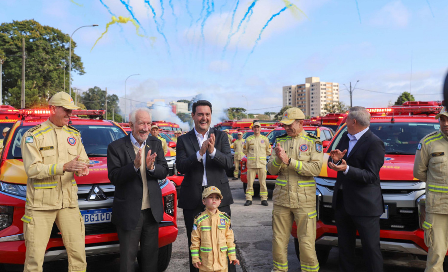 Caminhões, ambulâncias e sonar: governador entrega equipamentos aos Bombeiros