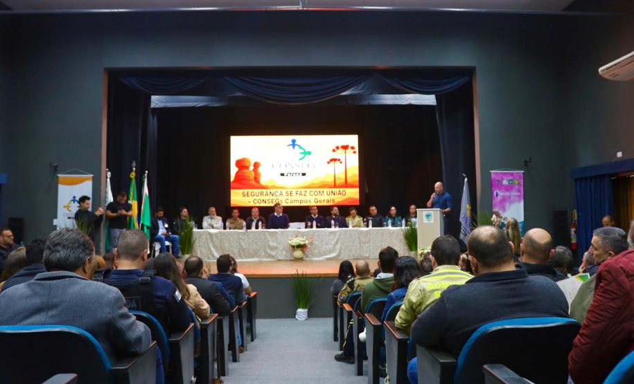 O Secretário da Segurança Pública, Hudson Leôncio Teixeira, participou nesta quinta-feira (05), do 1º Seminário dos CONSEGs dos Campos Gerais, realizado pela Prefeitura Municipal de Tibagi, por meio do Conselho Comunitário de Segurança (CONSEG).