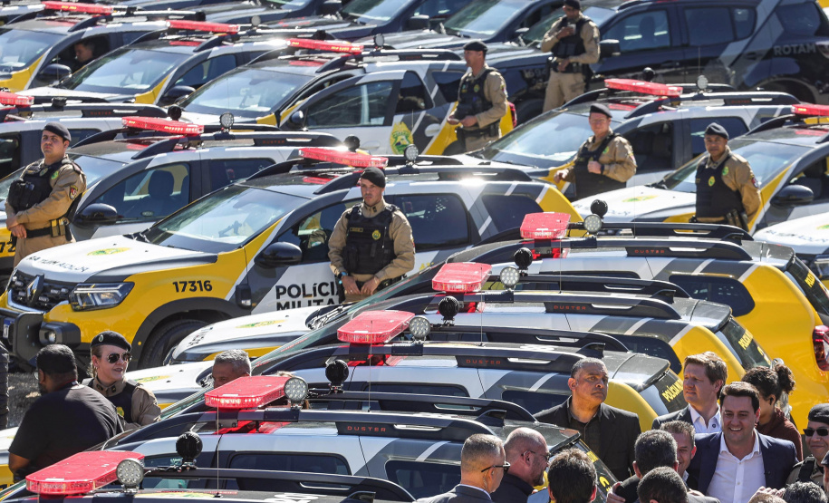 Ratinho Junior entrega 431 motos e viaturas para a PMPR