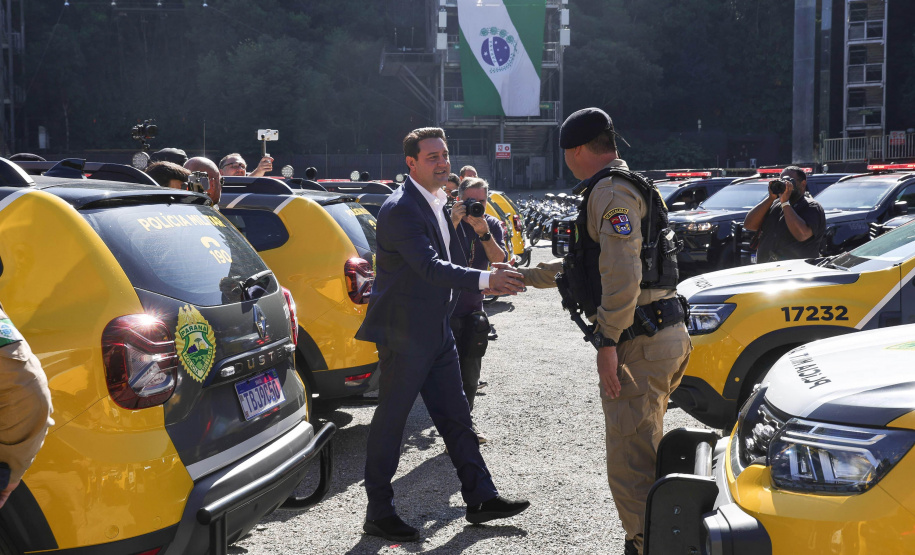 Ratinho Junior entrega 431 motos e viaturas para a PMPR