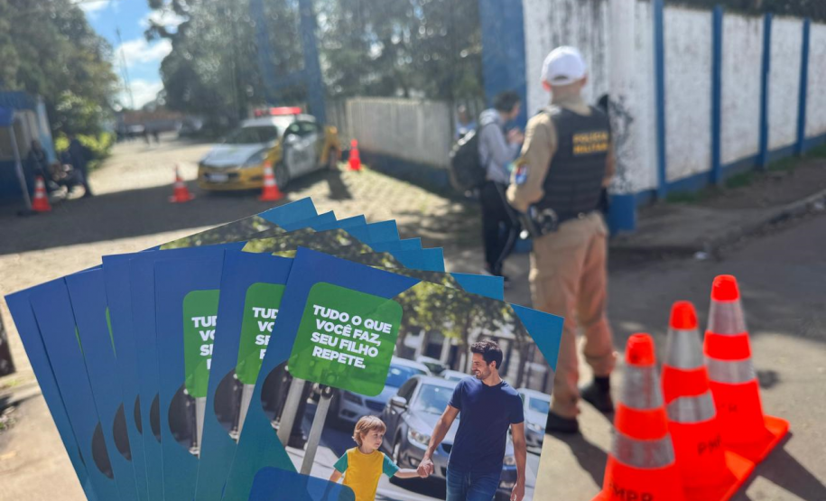 PMPR e Detran PR realizam ação educativa na Escola Paulo Leminski no retorno às aulas