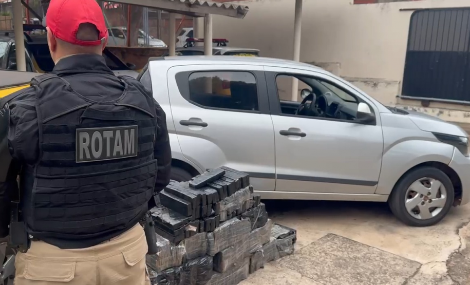 Excesso de peso em veículo levanta suspeita e PMPR descobre veículo clonado com mais de 160 kg de maconha no noroeste do Estado