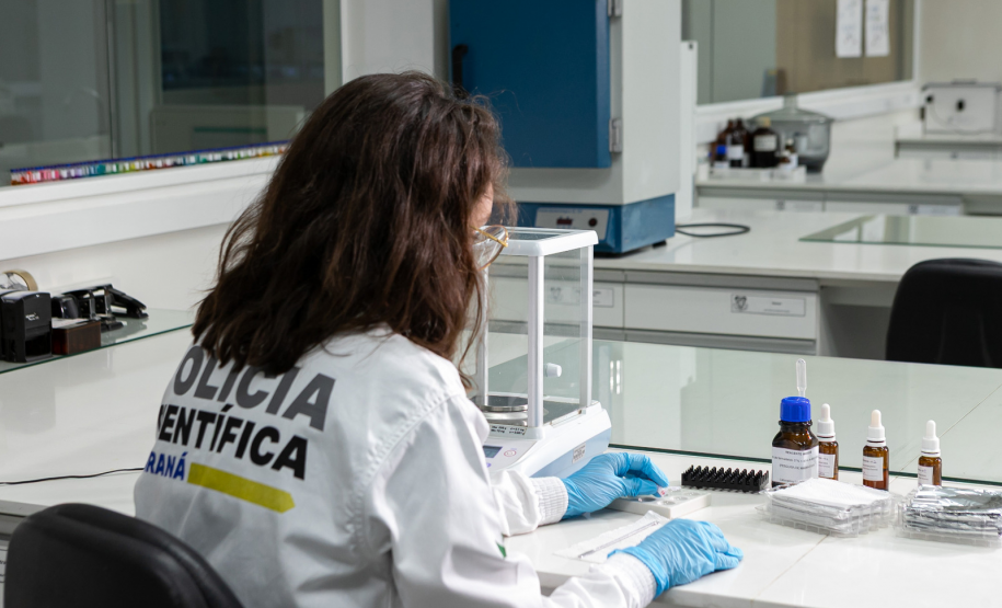 O Laboratório de Química Forense da Polícia Científica do Paraná participou da 4ª edição do Ensaio de Proficiência (EP) em Drogas, organizado pelo Instituto Nacional de Metrologia, Qualidade e Tecnologia (Inmetro), e obteve 100% de acerto na identificação das substâncias analisadas. Os testes têm como objetivo promover a melhoria dos procedimentos e a qualidade dos serviços prestados pelos laboratórios forenses que atuam na análise de drogas brutas e no auxílio à justiça criminal. O Programa de Ensaio de P
